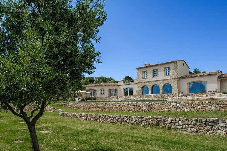 Maison à CHATEAUNEUF-GRASSE