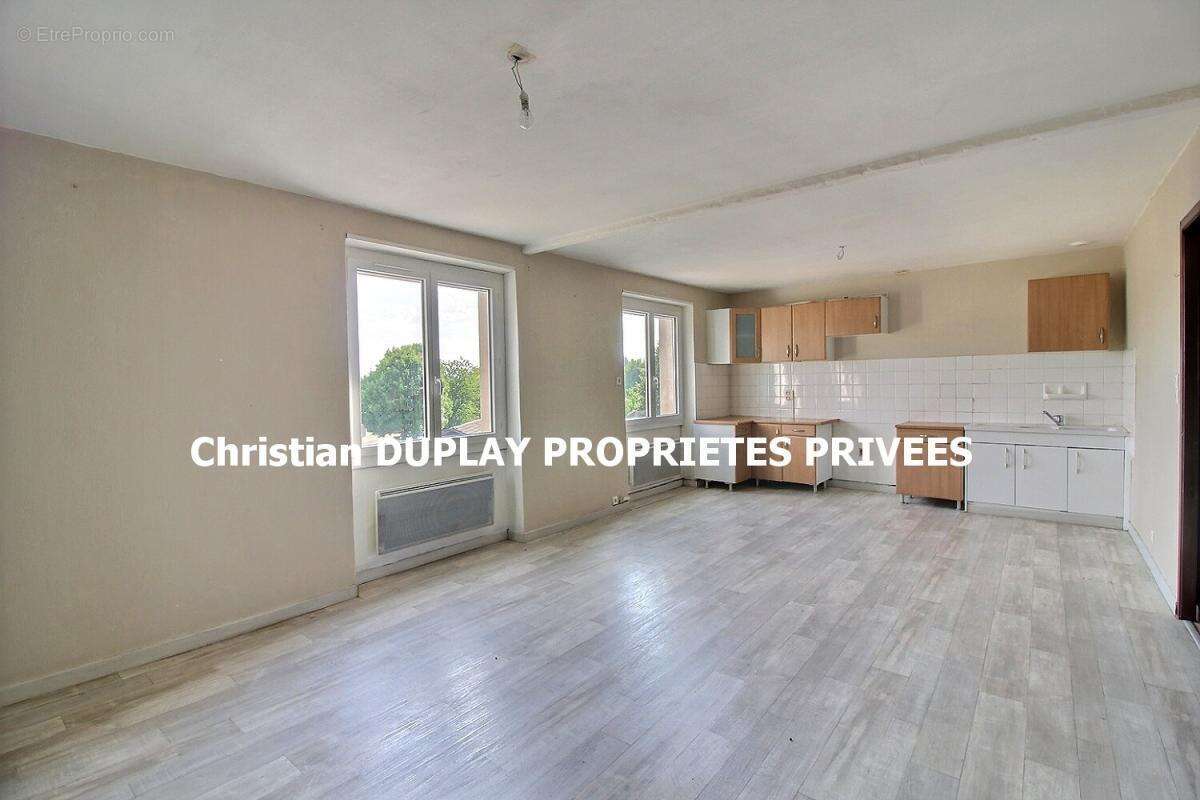 Saint Romain Lachalm 43620 Immeuble en pierre exposé Sud sur trois niveaux 5 logements, deux garages, cave - photo 7