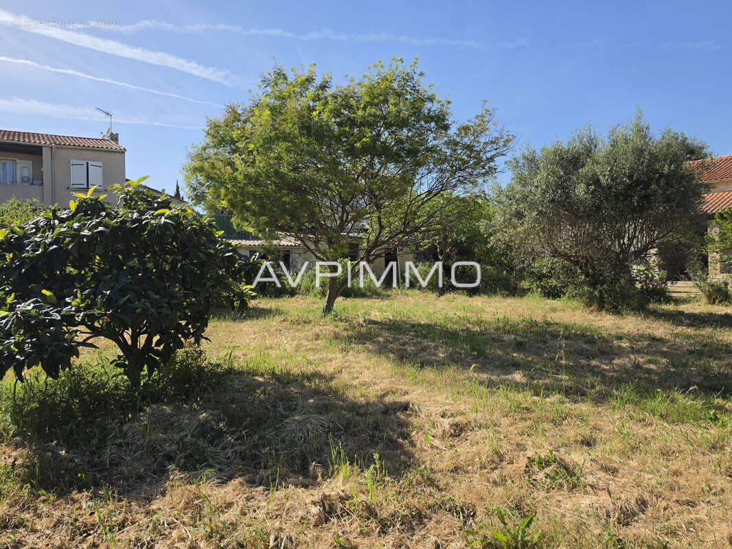 La ciotat terrain rare à 600 m de la plage des capucins , secteur hôpital 327 m2 libre constructeur - photo 2