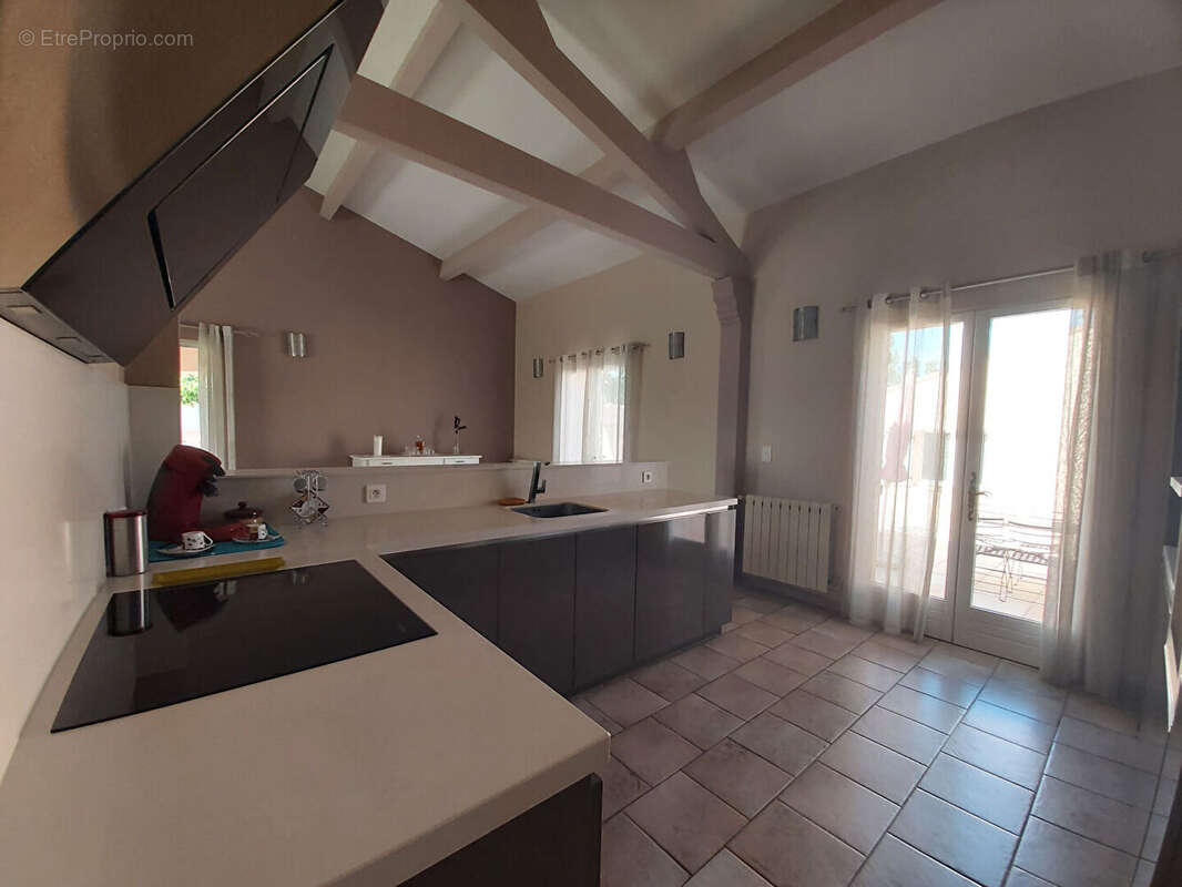 Villa familiale avec piscine et appartement indépendant à vendre à Clarensac ? 145 m² sur 2500 m² de terrain - photo 7