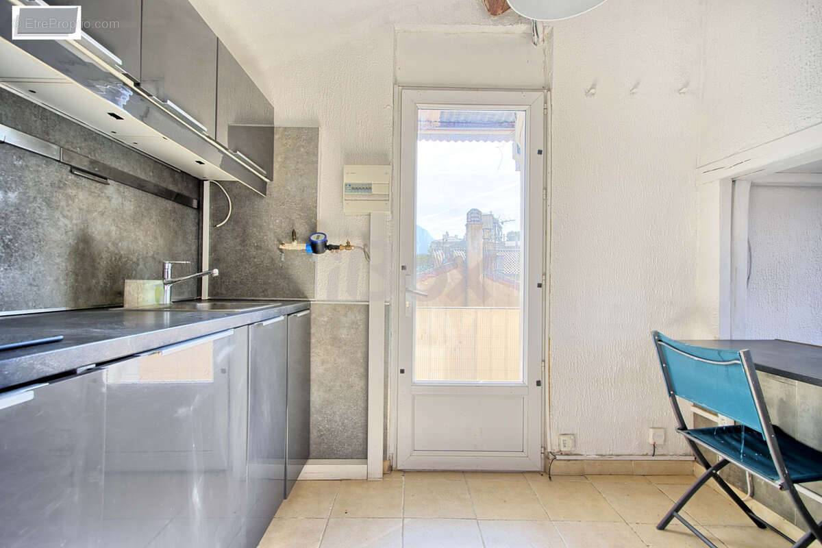 Toulon - claret /  valbourdin - studio de 31 m2 en dernier etage - photo 7