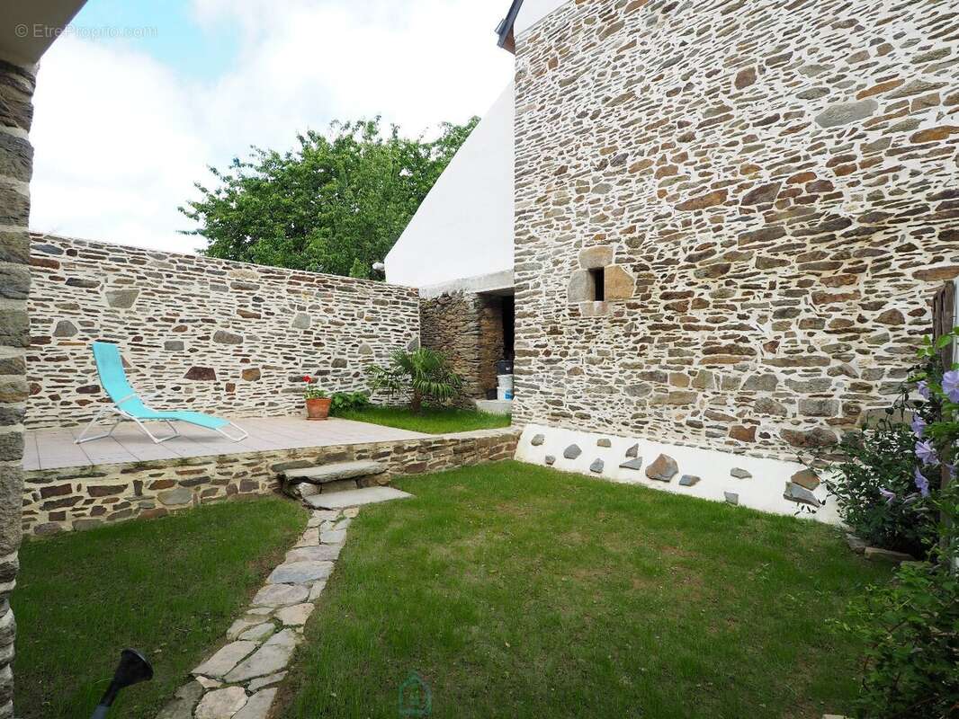 Remungol - Immeuble 157 m² + 50 m² complémentaires avec petit espace jardin intérieur - photo 2