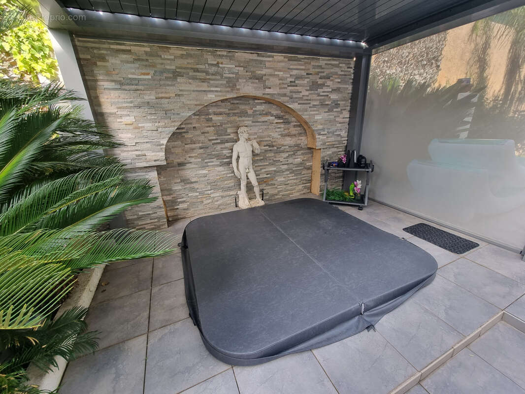 Limite mandelieu ville t4/t5 de 150m2 vue mer panoramique jardin entourant jacuzzi garage - photo 36