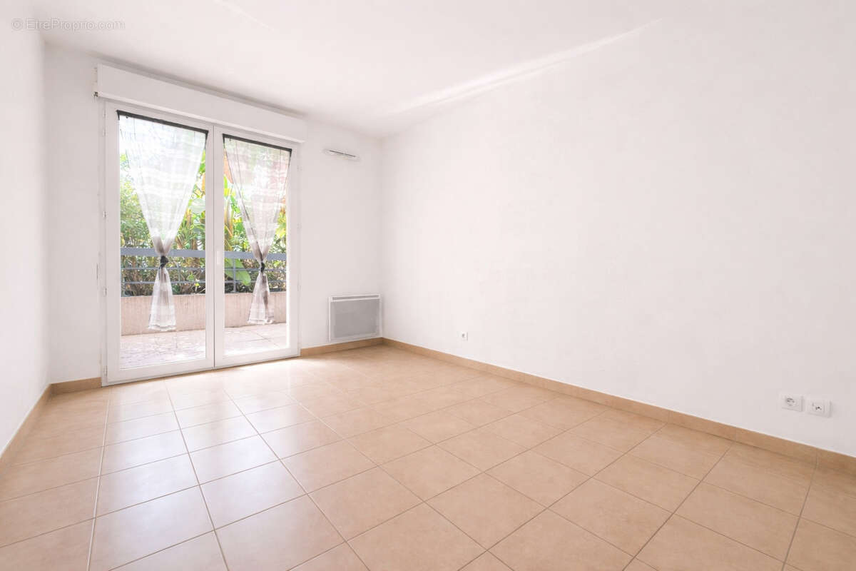 Appartement à SAINT-LAURENT-DU-VAR