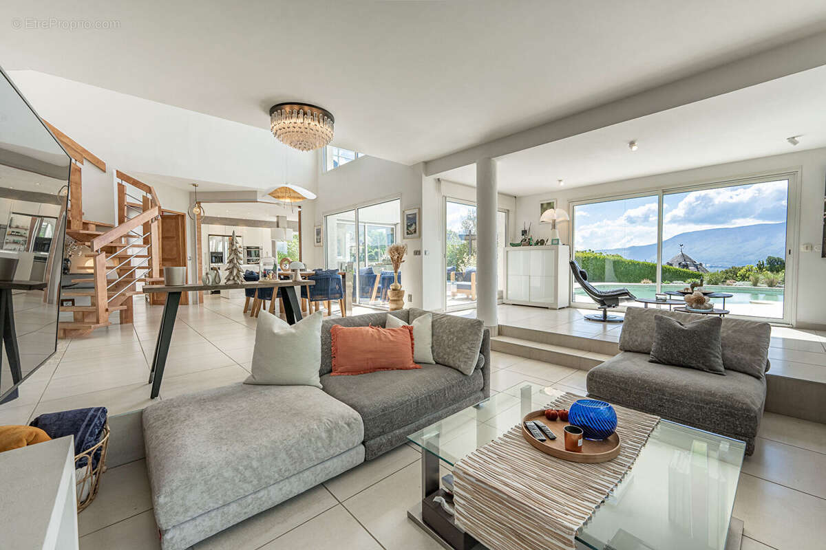 Maison à PUGNY-CHATENOD