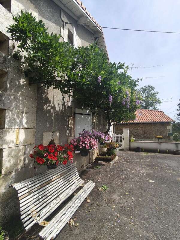Maison 118 m² à Massignac  - photo 4