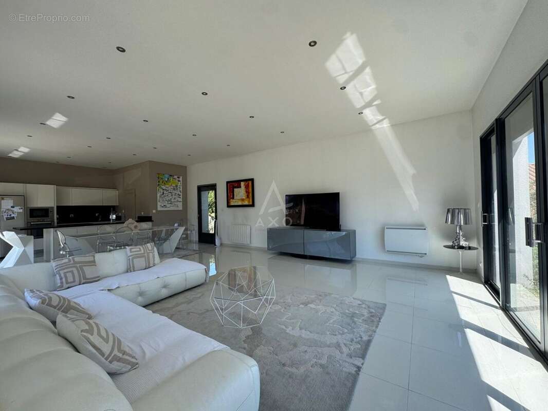 Maison familiale plain-pied: 3 chambres, terrain de 1 300 m², centre de Saint-Yzan-de-Soudiac - photo 2