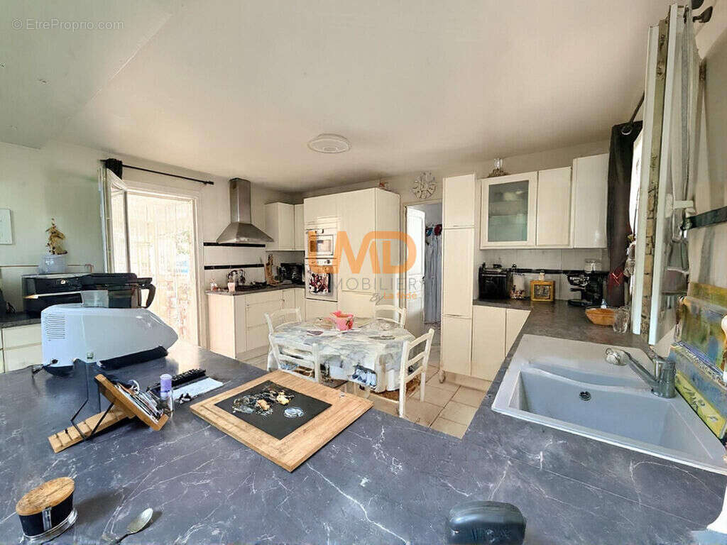 Propriété de 265 m², piscine, logements indépendants à Tourrette - photo 10