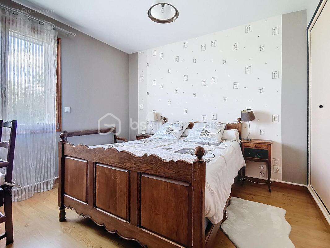 À VENDRE – Maison de caractère de 201 m² avec jardin paysager , piscine ‍ et vue dégagée  - photo 7