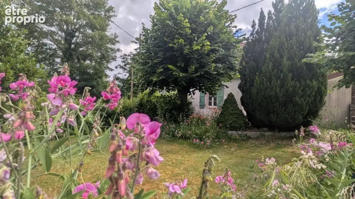 Sur Montaigu le blin, longère et dépendances - photo 3