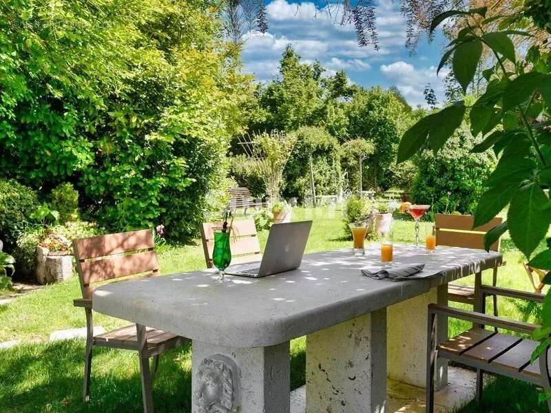 Commerce à CHEVERNY