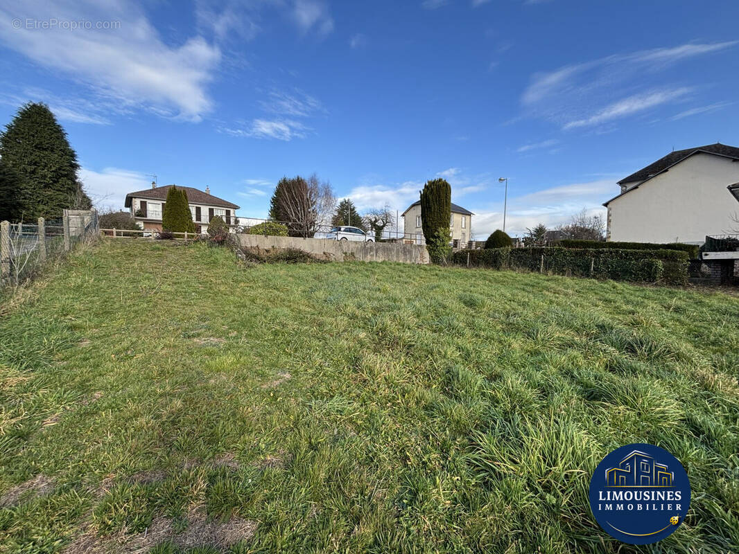 Terrain à SAINT-HILAIRE-LES-PLACES