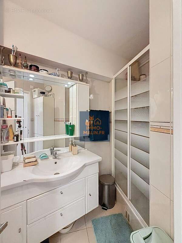 Salle de douche - Appartement à AULNAY-SOUS-BOIS