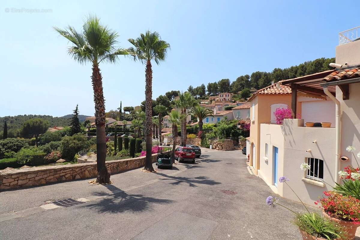 Maison à SAINT-CYR-SUR-MER