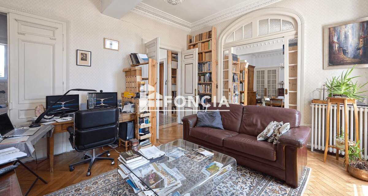 Face à la Cathédrale de Belley, découvrez un appartement bourgeois de 147 m² où parquets en point de Hongrie, moulures d'époque, - photo 2
