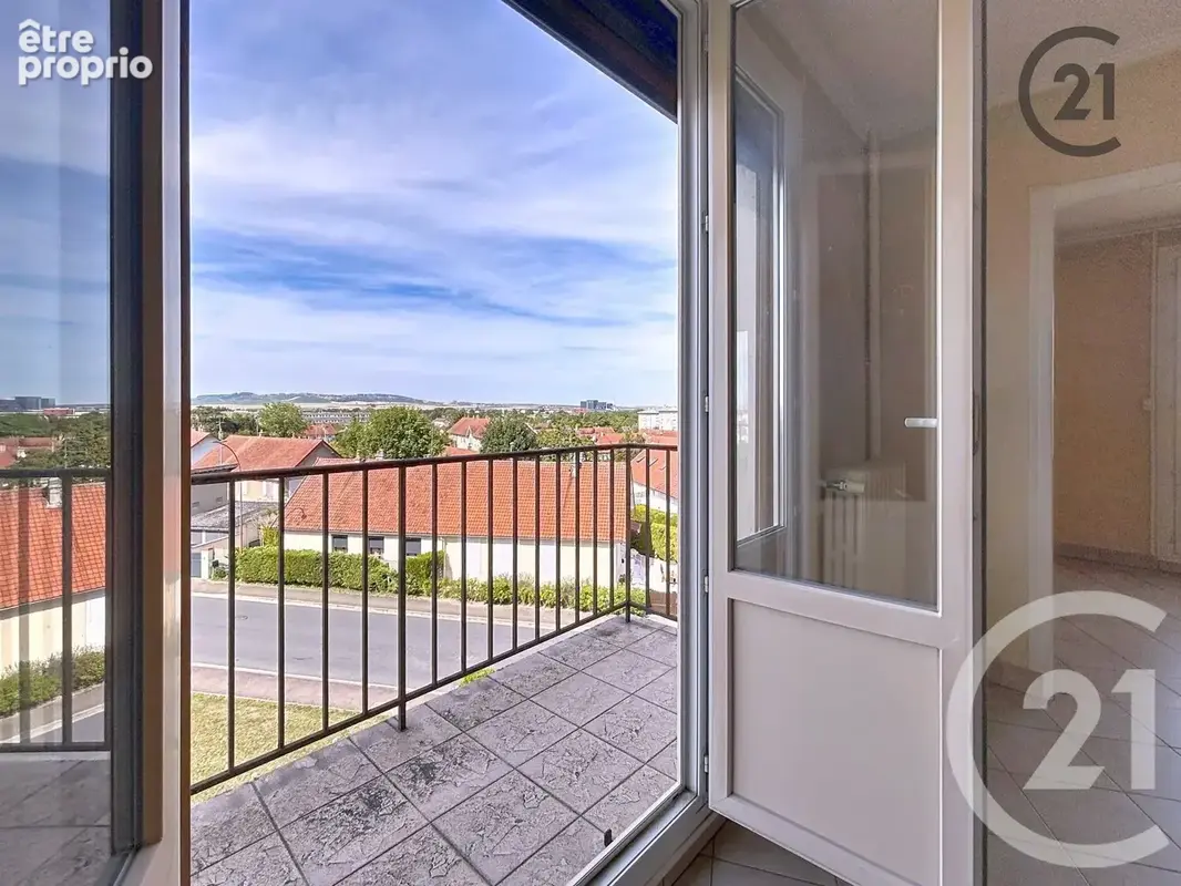 Appartement 4 pièces 59 m² à vendre à La Chapelle-Saint-Luc (10600) - photo 2