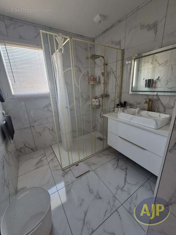 Maison à SAINT-YZAN-DE-SOUDIAC