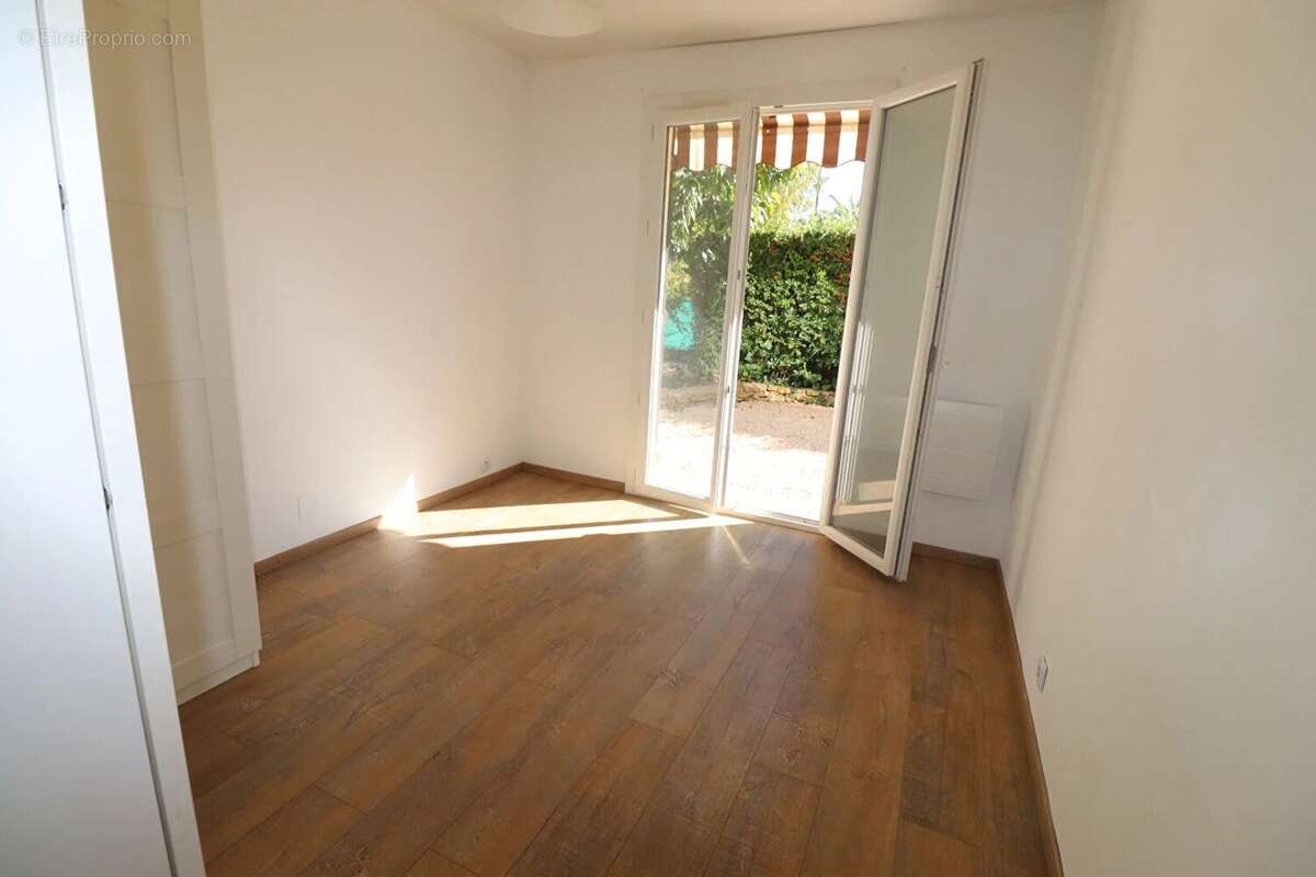 Appartement à SAINT-CYR-SUR-MER