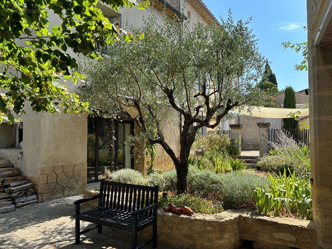 Maison ancienne rénovée avec jardin et piscine - photo 2