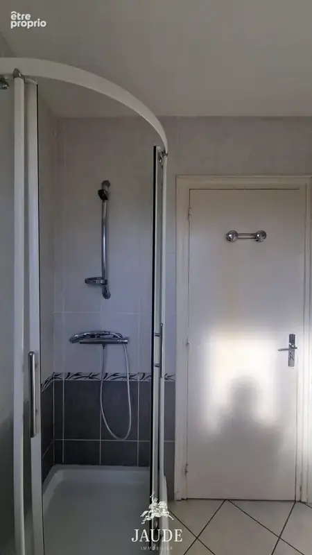 Issoire spacieux appartement t4 de 101 m2 à rafraîchir avec balcon,cave et vue sur l’abbatiale - photo 8
