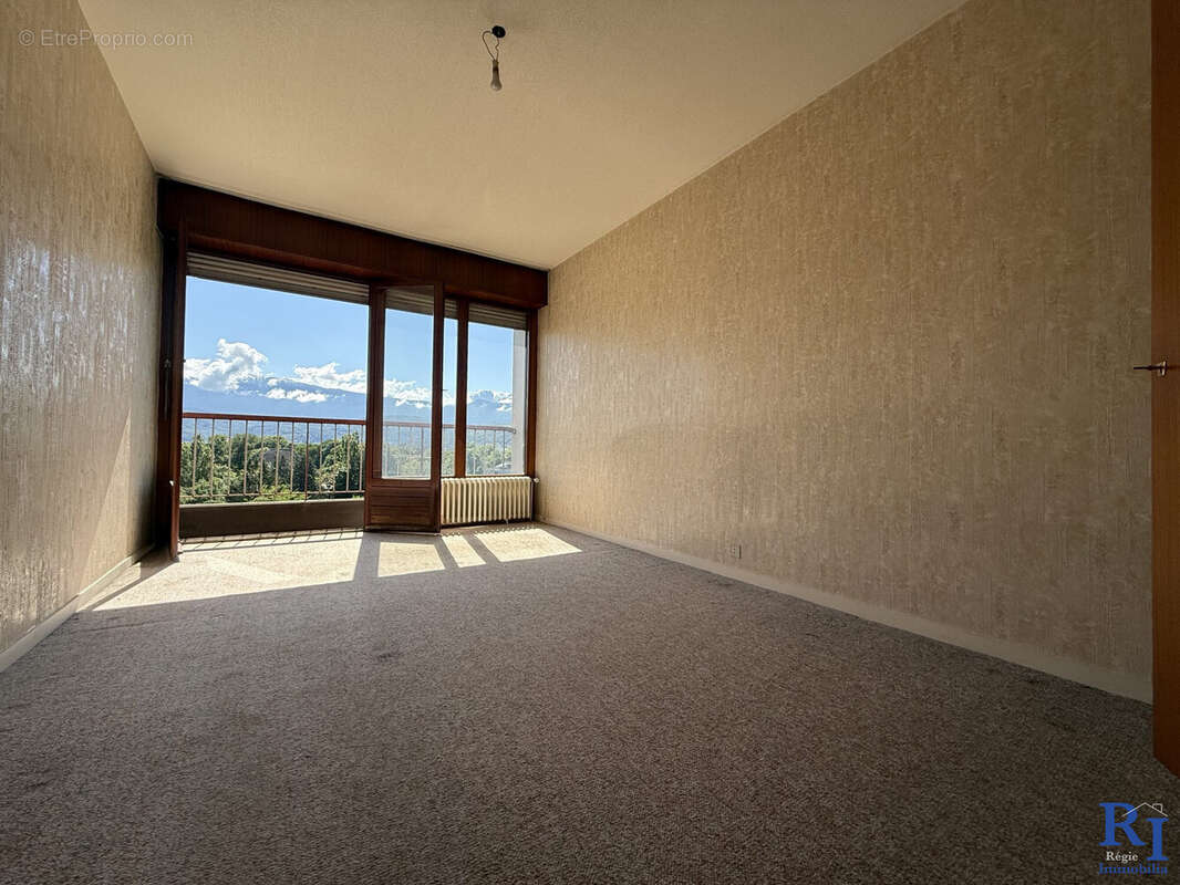 Chambre 1 de 15m2 - sur le parc - Appartement à ECHIROLLES