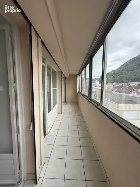 Saint-Claude, proche de la gare, Appartement Type 4 avec box voiture - photo 2