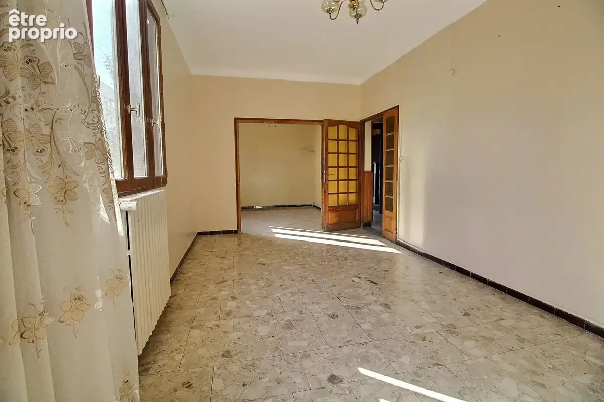 Grande maison familiale avec jardins, garage et fort potentiel - photo 3