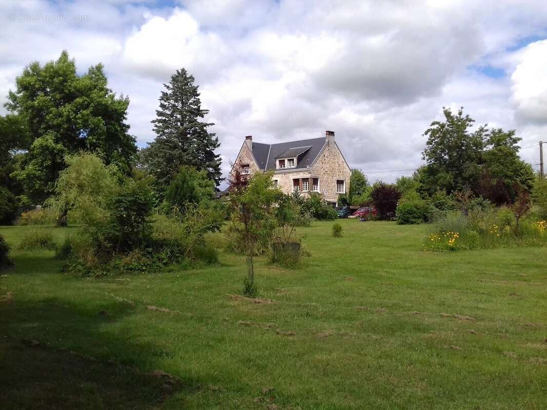 Grande maison de village, maison d'amis, piscine et terrain ! - photo 16