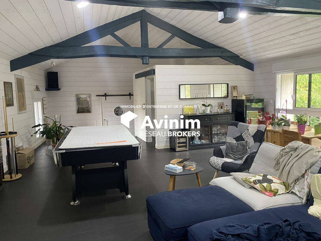 Commerce à NEUVILLE