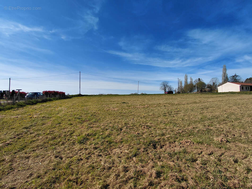 Terrain à SAINT-PRIEST-LES-FOUGERES