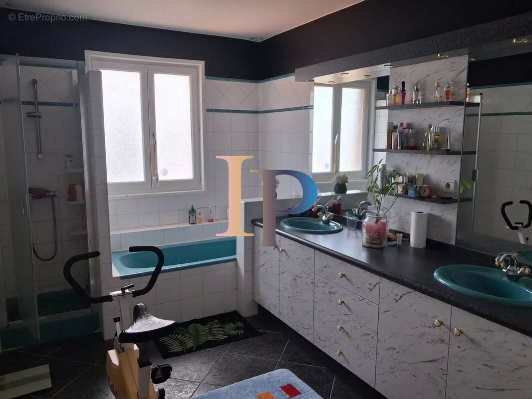Maison centre village - photo 13