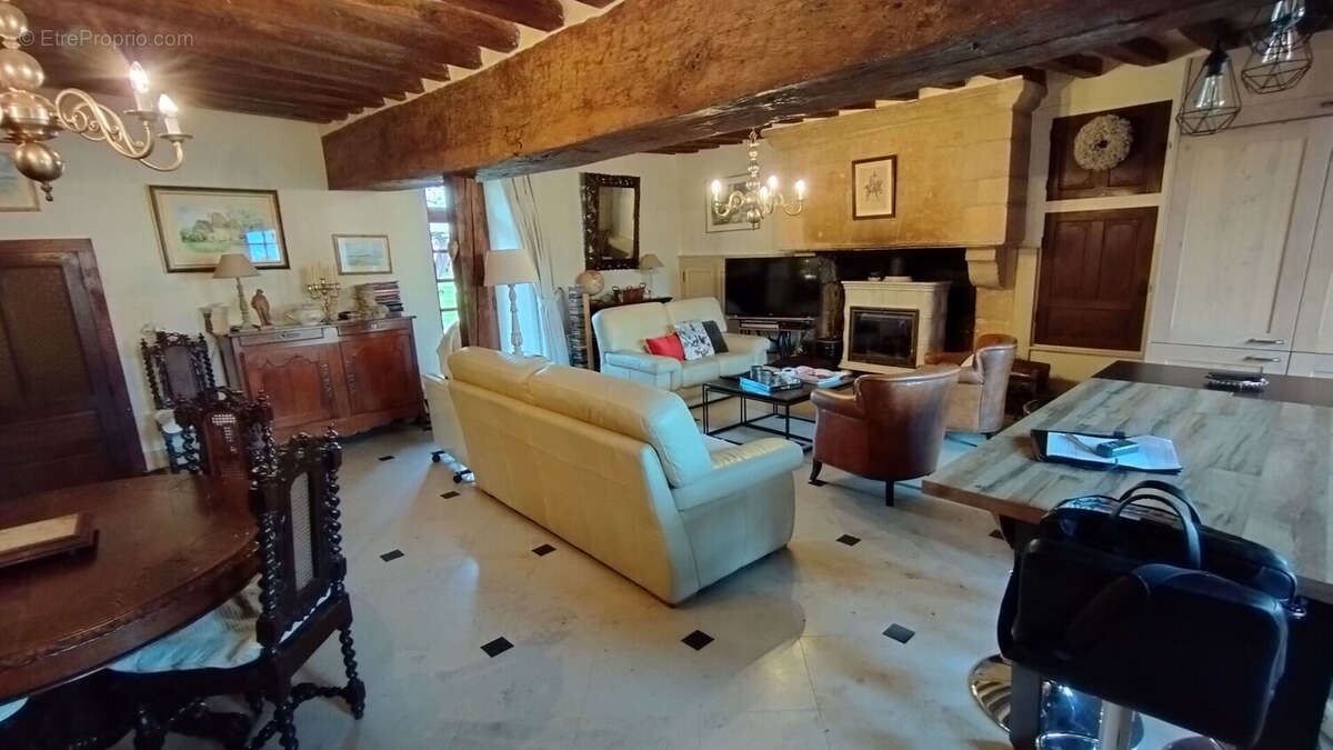 Maison à AZAY-LE-FERRON