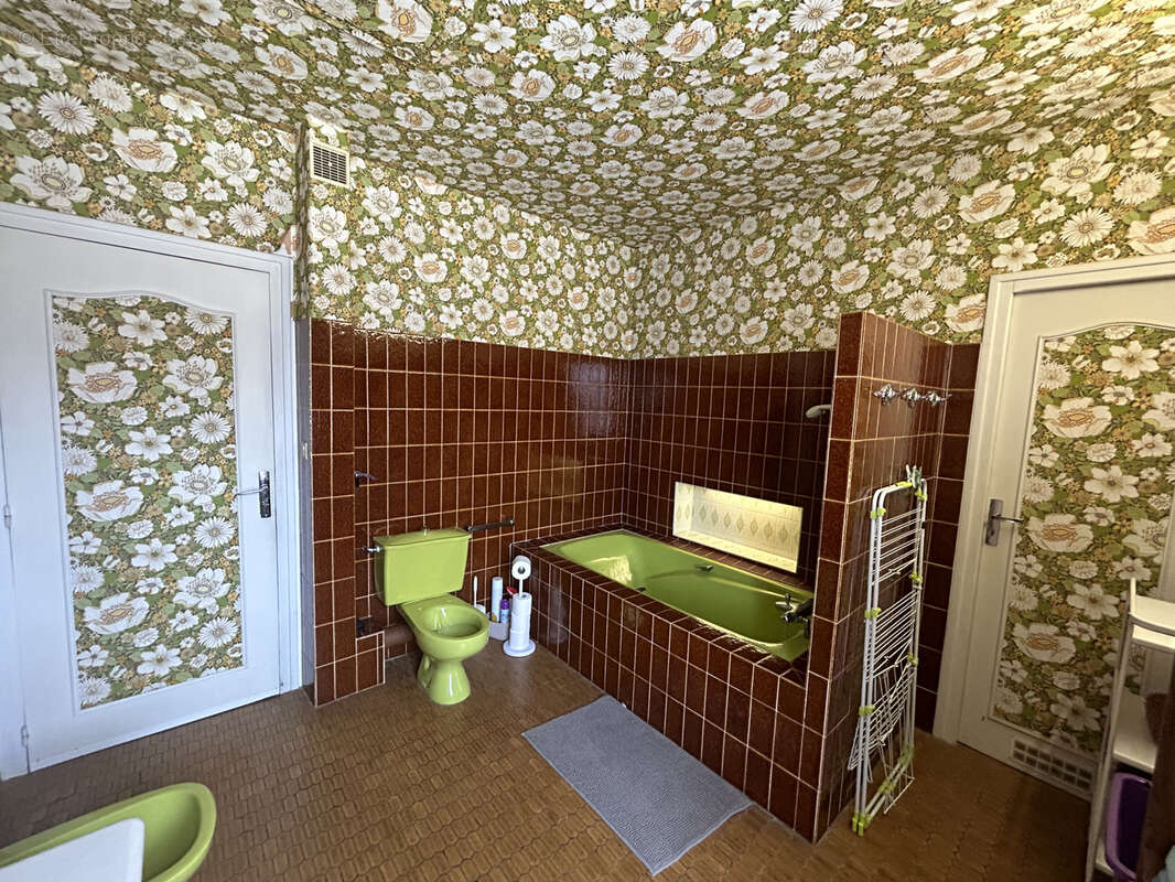 Maison à MONTAIGNAC-SAINT-HIPPOLYTE