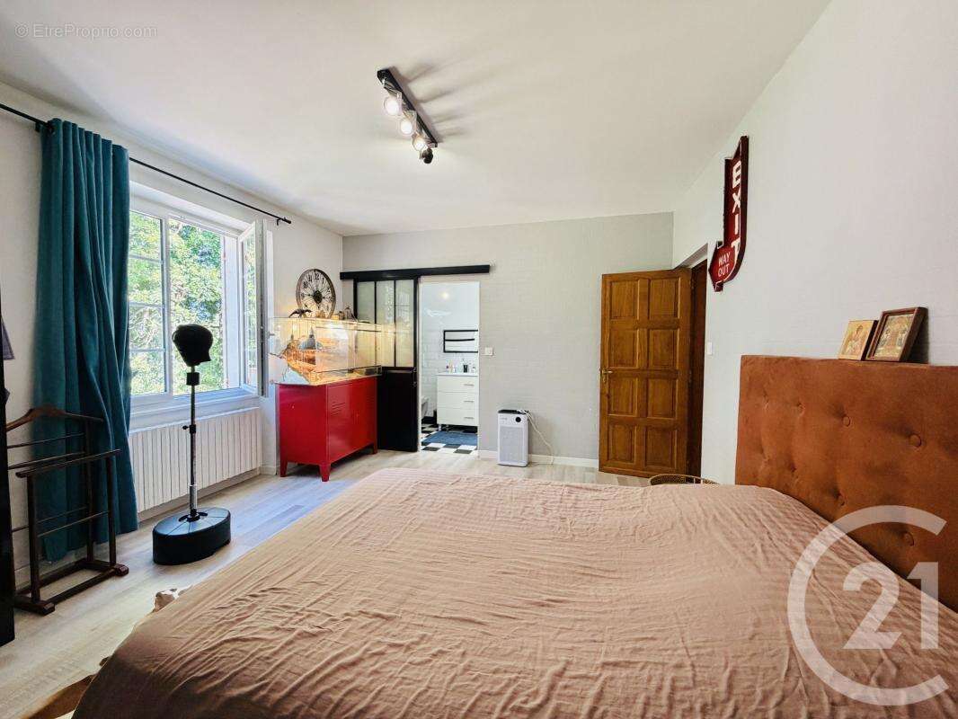 Maison 189 m² à Saint-Priest-Taurion  - photo 13