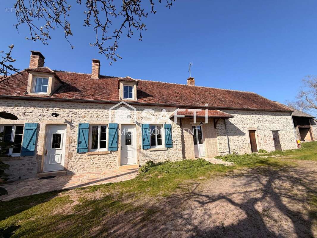 Maison 140 m² à Saint-Bonnet-Troncais  - photo 2