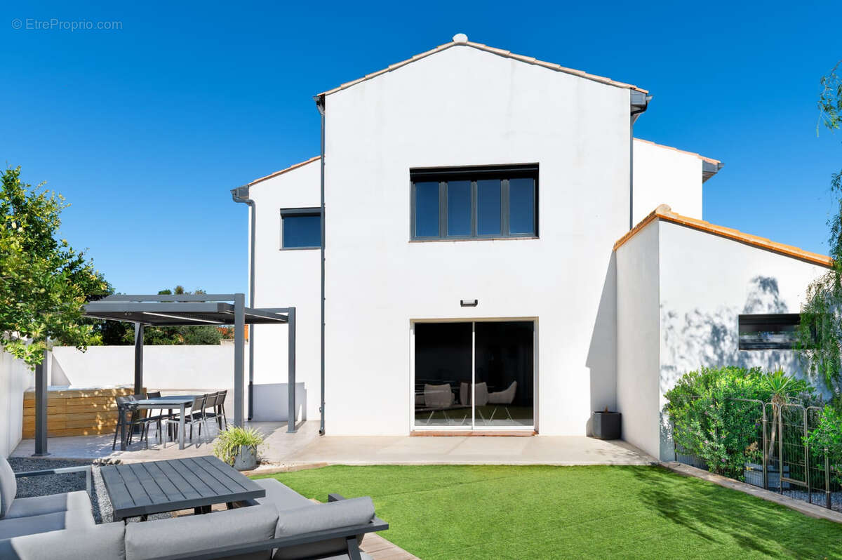 Maison à SAINT-LAURENT-DE-LA-SALANQUE