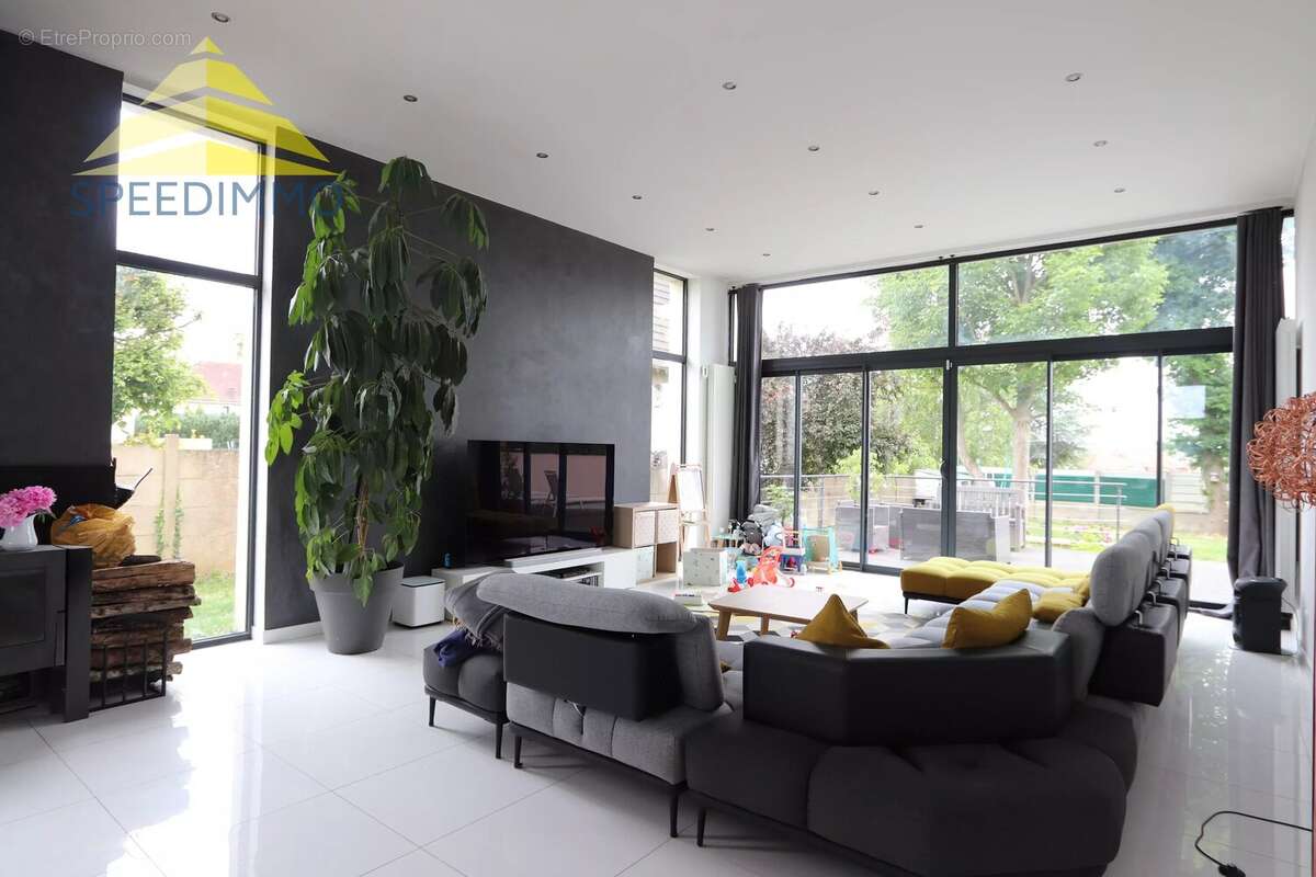 Maison à VARENNES-JARCY