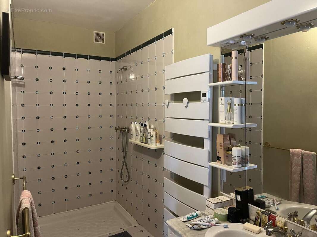 Salle d'eau - Chambre 2 - Maison à VILLENEUVE