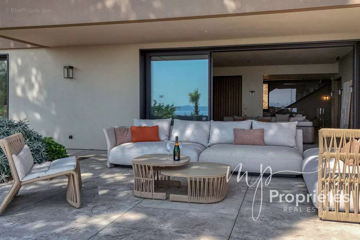 Rayol-Canadel-sur-Mer – Villa contemporaine d’exception vendue entièrement meublée –  six suites raffinées. Vue panoramique sur  - photo 24
