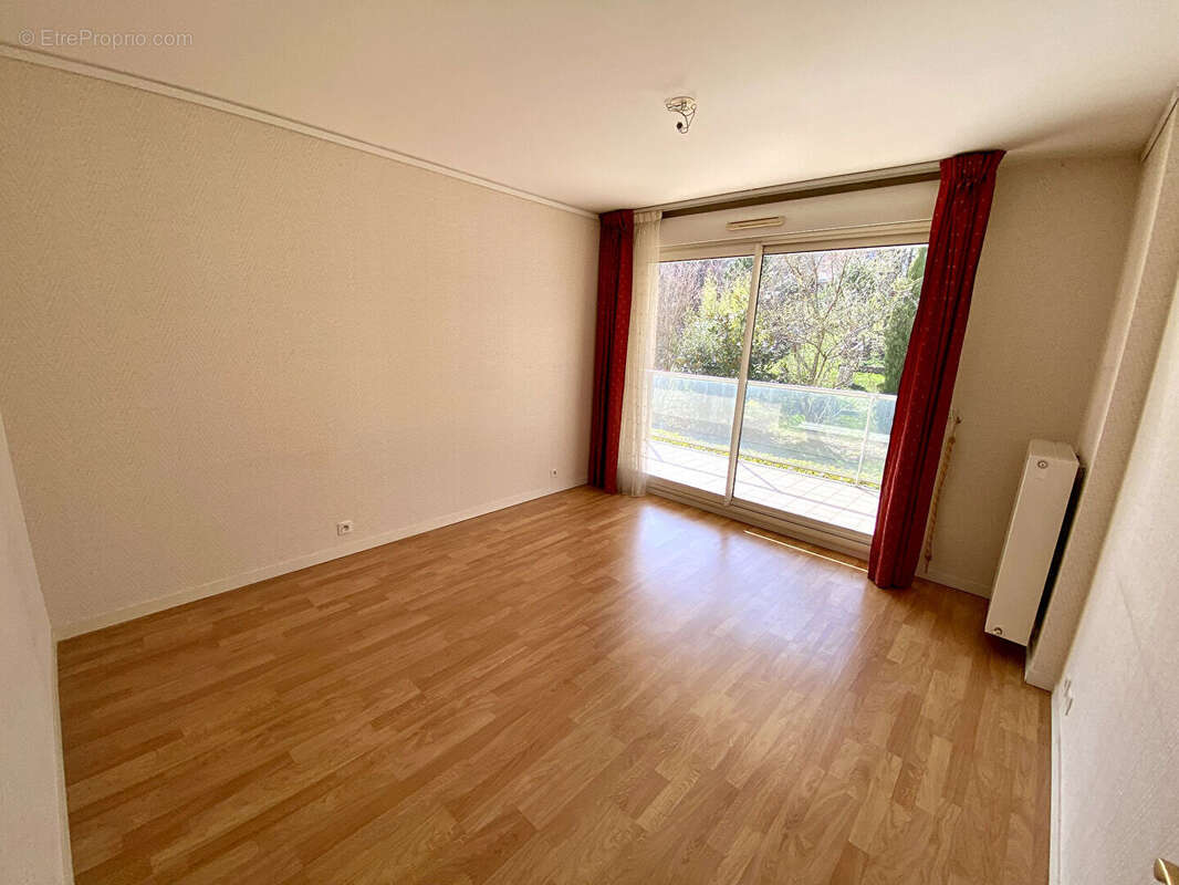 CHAMALIÈRES LIMITE ROYAT / Appartement d'exception à vendre dans un secteur prisé, avec vues dégagées, terrasses et stationnemen - photo 12