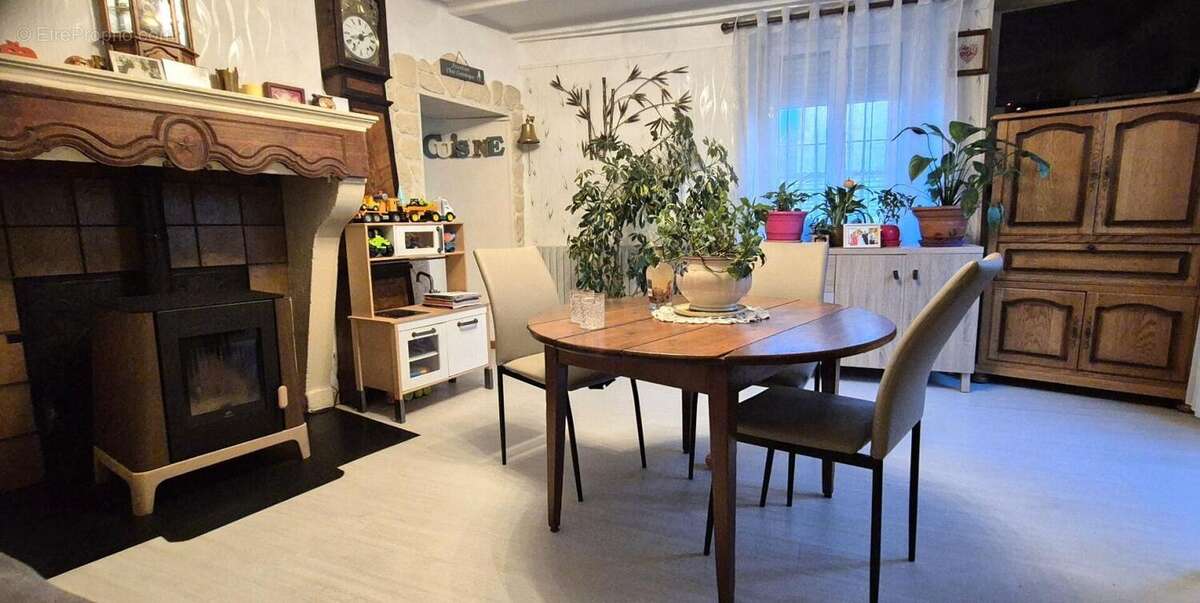 Belle Maison de Village et de Caractère de 1815 de 155 m² Rénover et Entretenue avec Goût avec sa Cour avant et Terrasse de 115  - photo 2