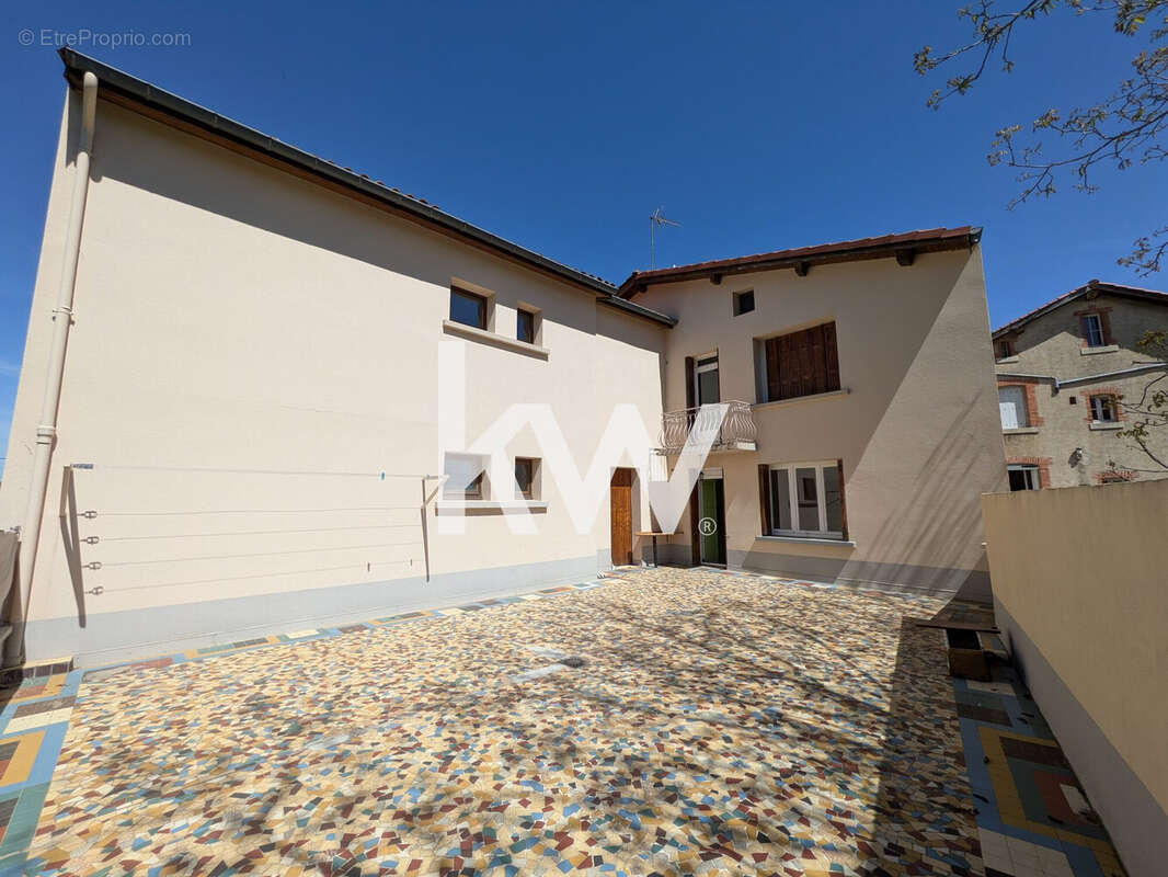 Appartement 240 m² à Saint-Bonnet-Le-Chateau  - photo 2
