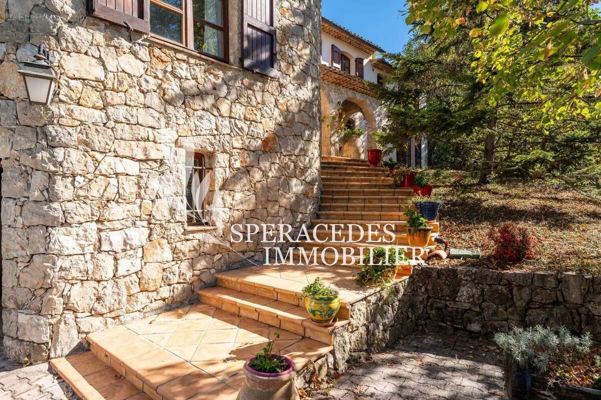 Maison à SAINT-CEZAIRE-SUR-SIAGNE