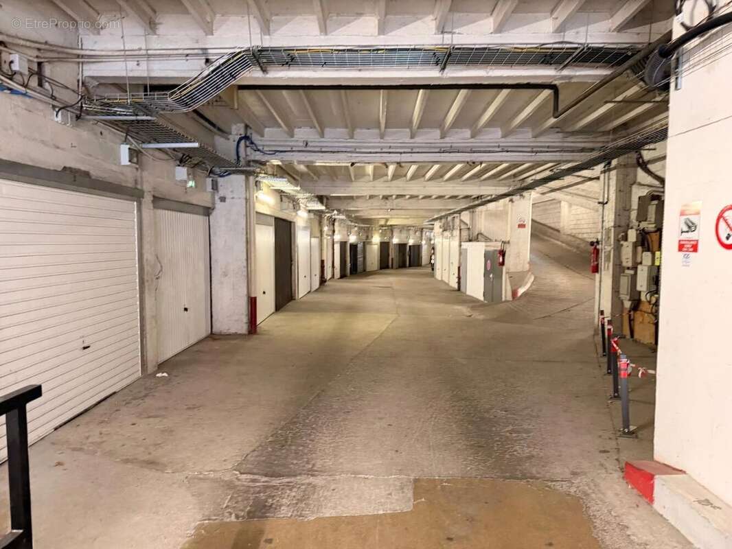 Parking à PARIS-16E