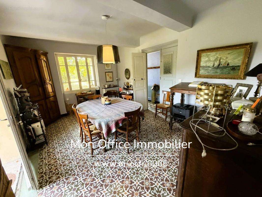 Référence : 6066-ANC - Bastide familiale avec dépendances et grand terrain à pied de La Tour d'Aigues - photo 6