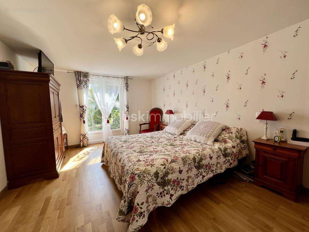 Maison à SAINT-MEDARD-DE-GUIZIERES