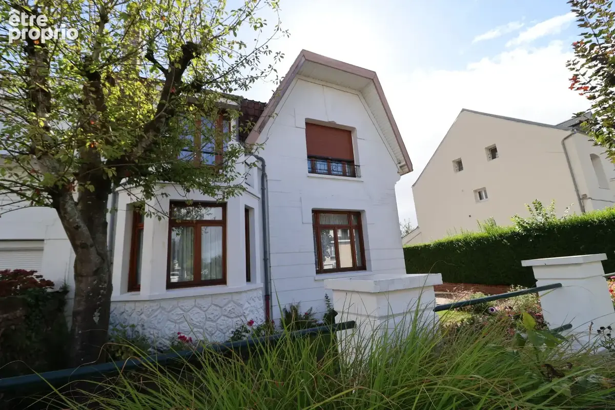 A proximité de la place maison de charme bâtie sur 515 m2 avec 4ch, 2sdb garage 2 voitures et cave - photo 2