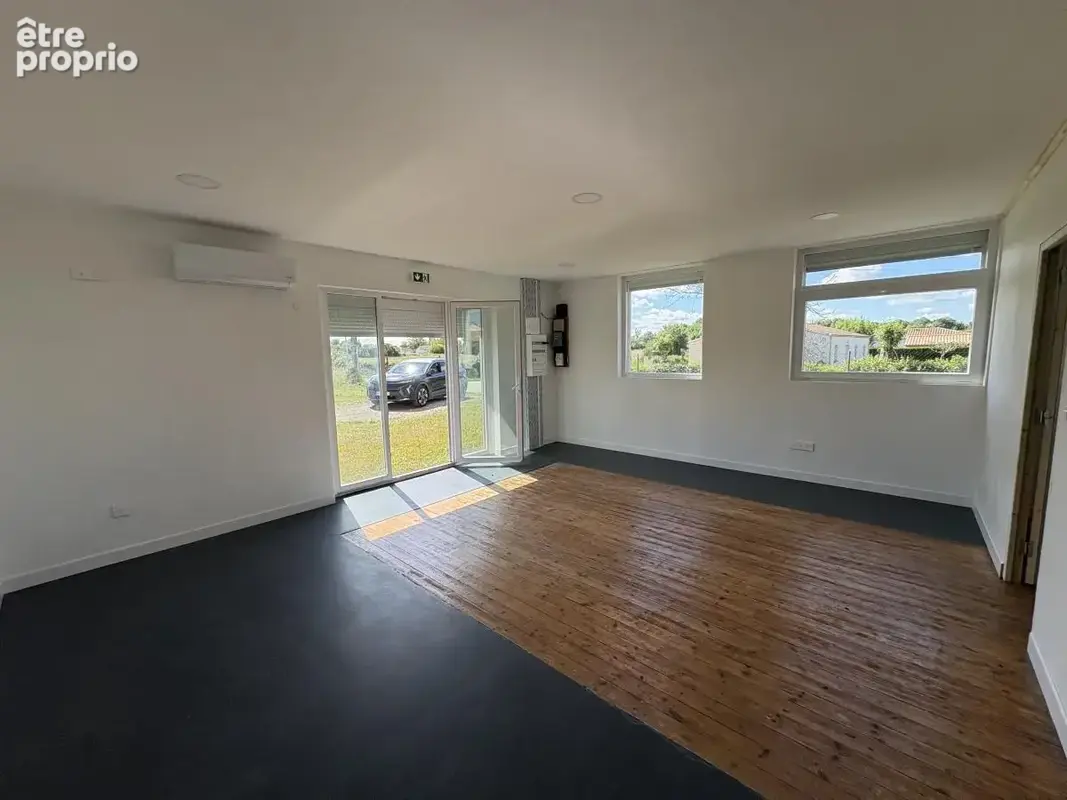 Commerce 202 m² à Saint-Hilaire-La-Palud  - photo 2