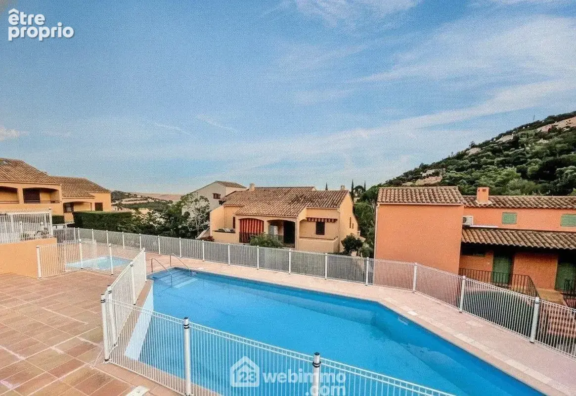 Piscine au sein de la résidence.