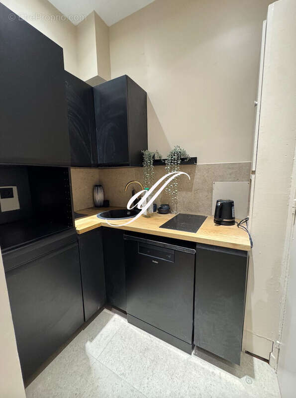 Commerce à PARIS-8E